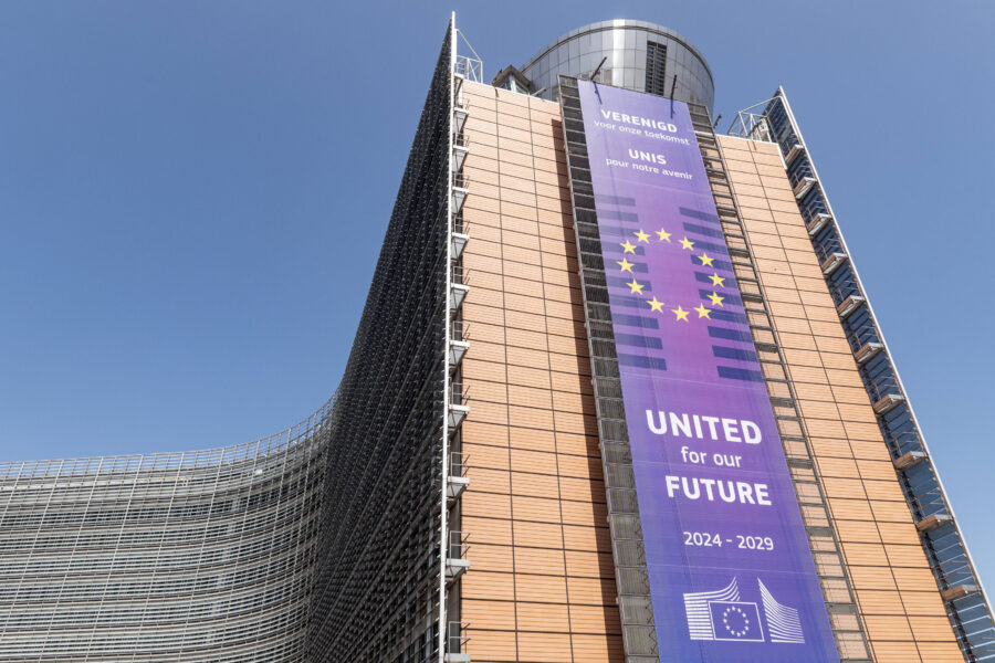 Gebäude mit großem violetten Banner, EU-Sterne, "UNITED for our FUTURE 2024-2029".