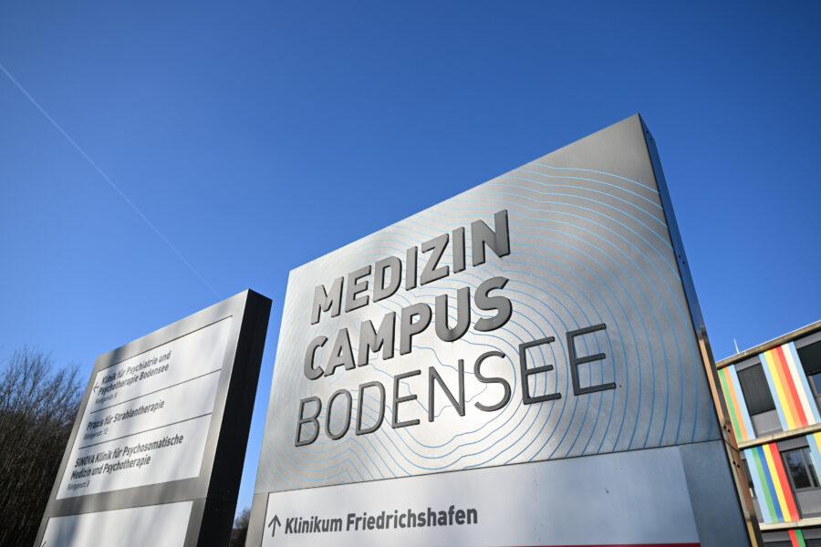 Zwei große Schilder mit Texten "Medizin Campus Bodensee" und Klinik-Titel. Blauer Himmel.