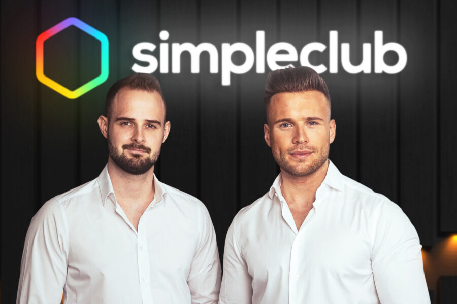 Zwei Männer in weißen Hemden vor schwarzem Hintergrund, Logo und Schriftzug "simpleclub".