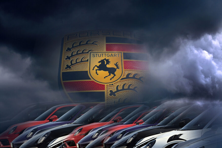 Mehrere Autos, großer Wappen im Nebel. Text: "Stuttgart".