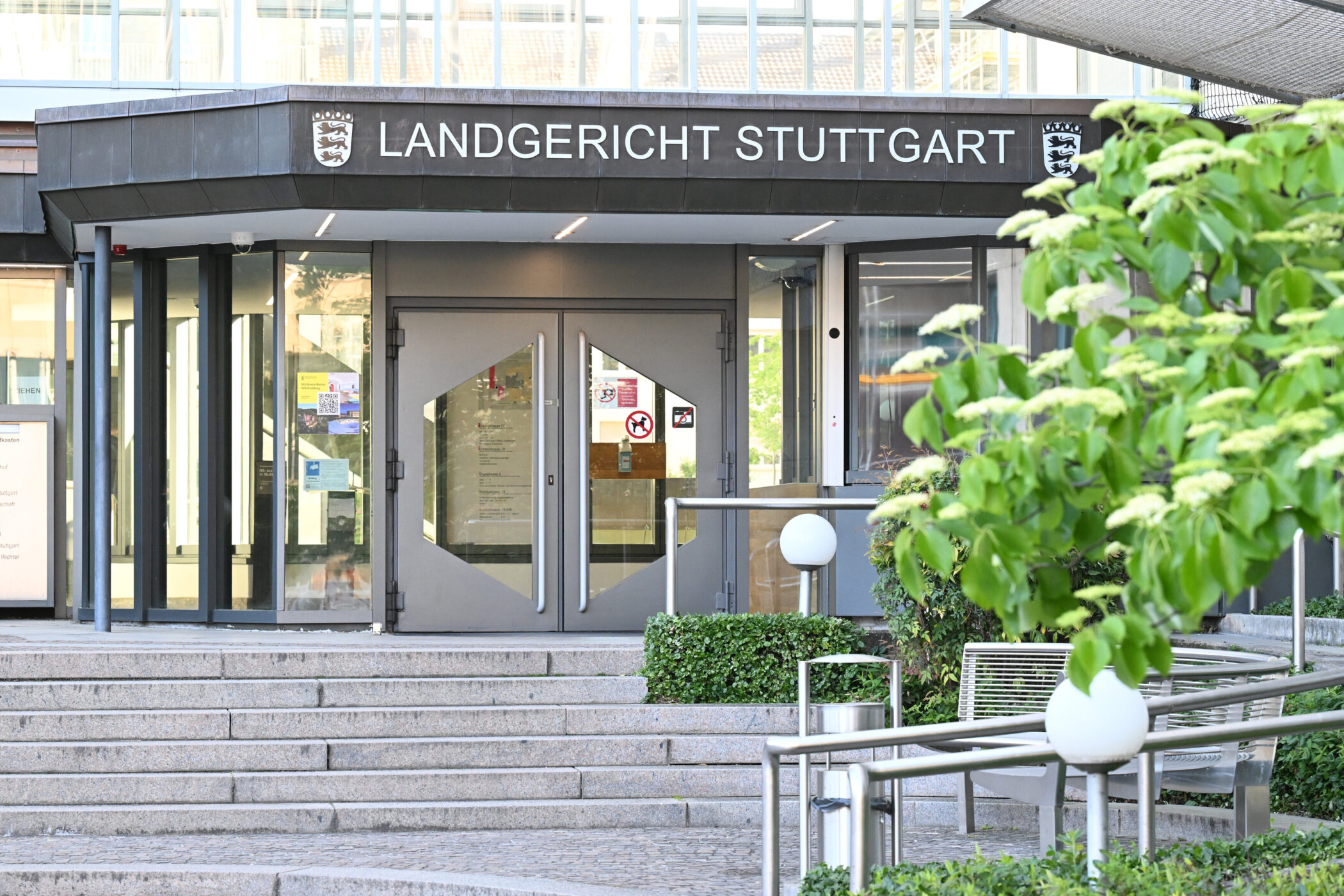 Eingang des Landgerichts Stuttgart mit Treppe und Glasfront.
