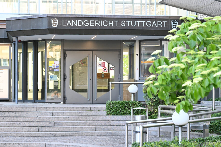 Eingang des Landgerichts Stuttgart mit Treppe und Glasfront.