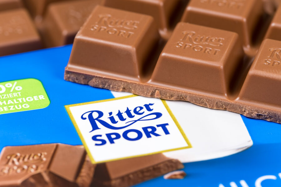 Tafel Schokolade auf blauer Verpackung, Text: „Ritter Sport“.