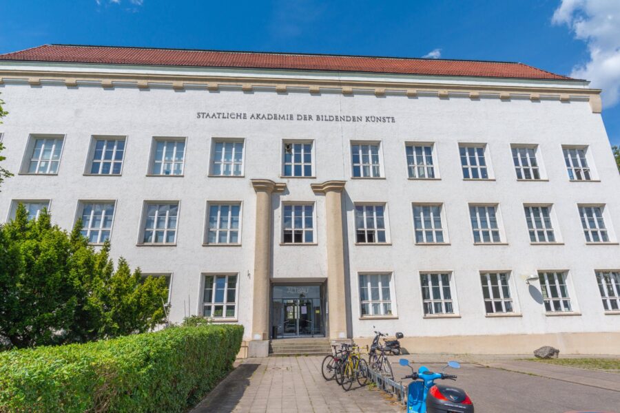 Fassade eines weißen Gebäudes mit Text "Staatliche Akademie der Bildenden Künste".