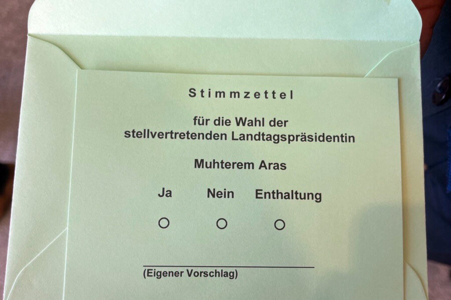 Grüner Stimmzettel mit Auswahl: Ja, Nein, Enthaltung. Name: Muhtarem Aras.