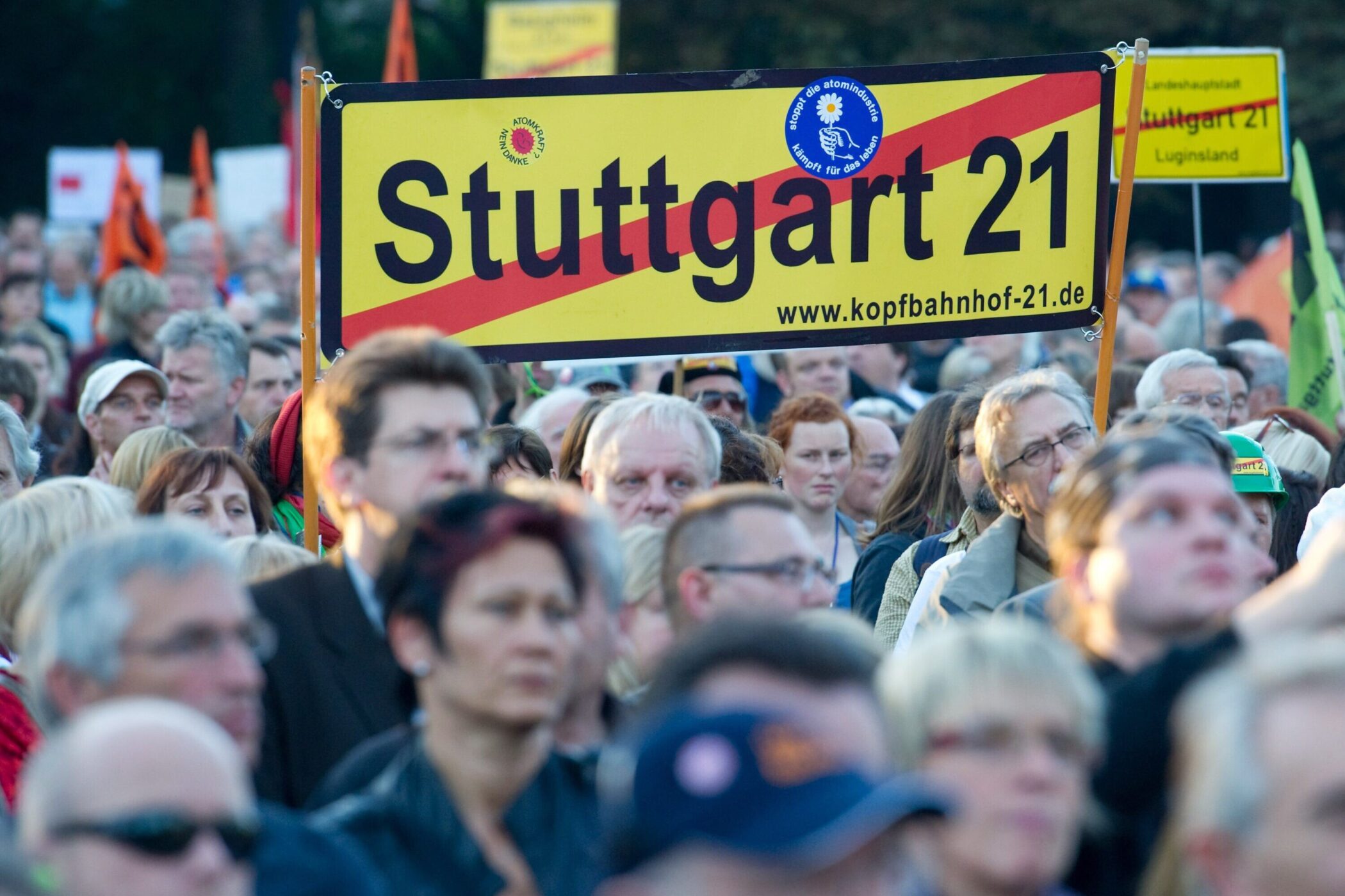 Menschenmenge mit Schildern, eines sagt "Stuttgart 21".