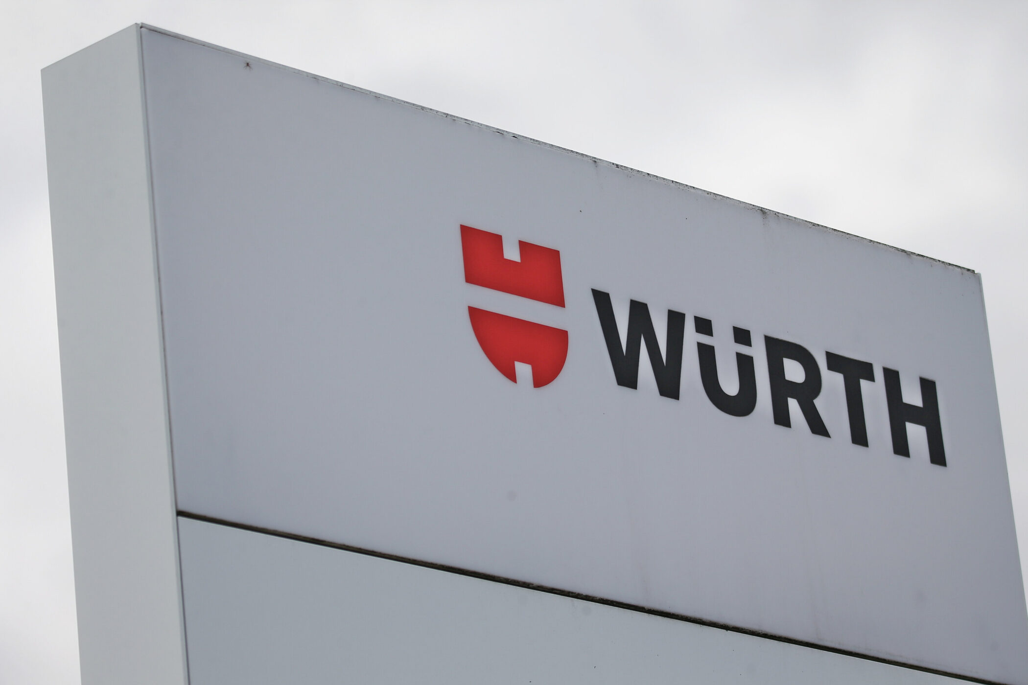 Weißes Schild mit rotem Logo und schwarzem Text "WÜRTH".