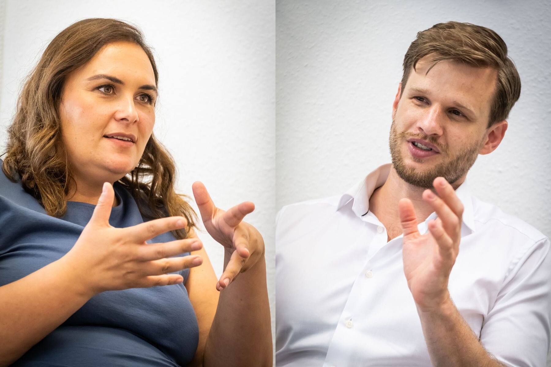 Zwei Menschen gestikulieren im Gespräch vor einem neutralen Hintergrund.