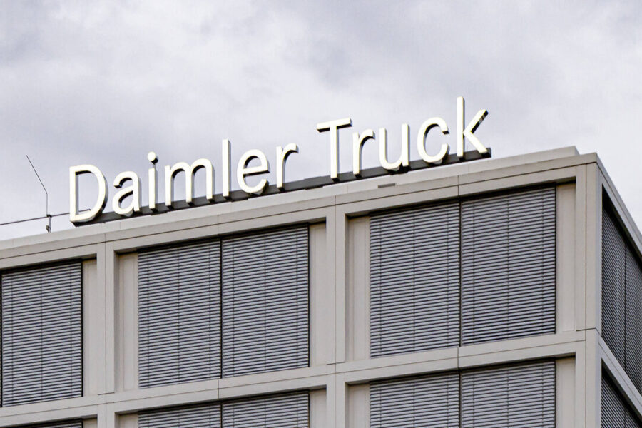 Gebäude mit Schriftzug „Daimler Truck“ oben, Fenster mit Jalousien.