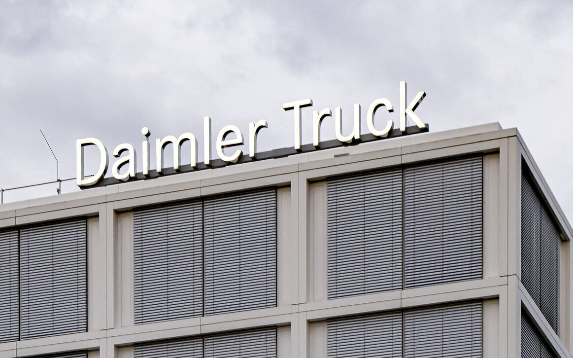 Gebäude mit Schriftzug „Daimler Truck“ oben, Fenster mit Jalousien.