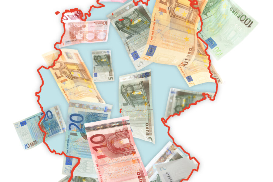 Umriss von Deutschland mit Eurobanknoten im Inneren.