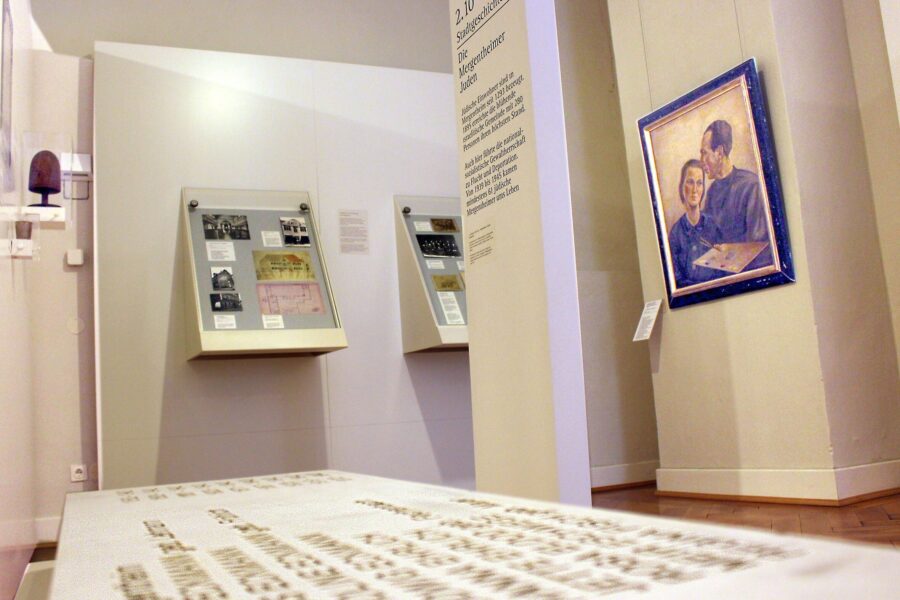 Ausstellung mit zwei Infotafeln, Bild von zwei Personen, Text über Juden in Metz.