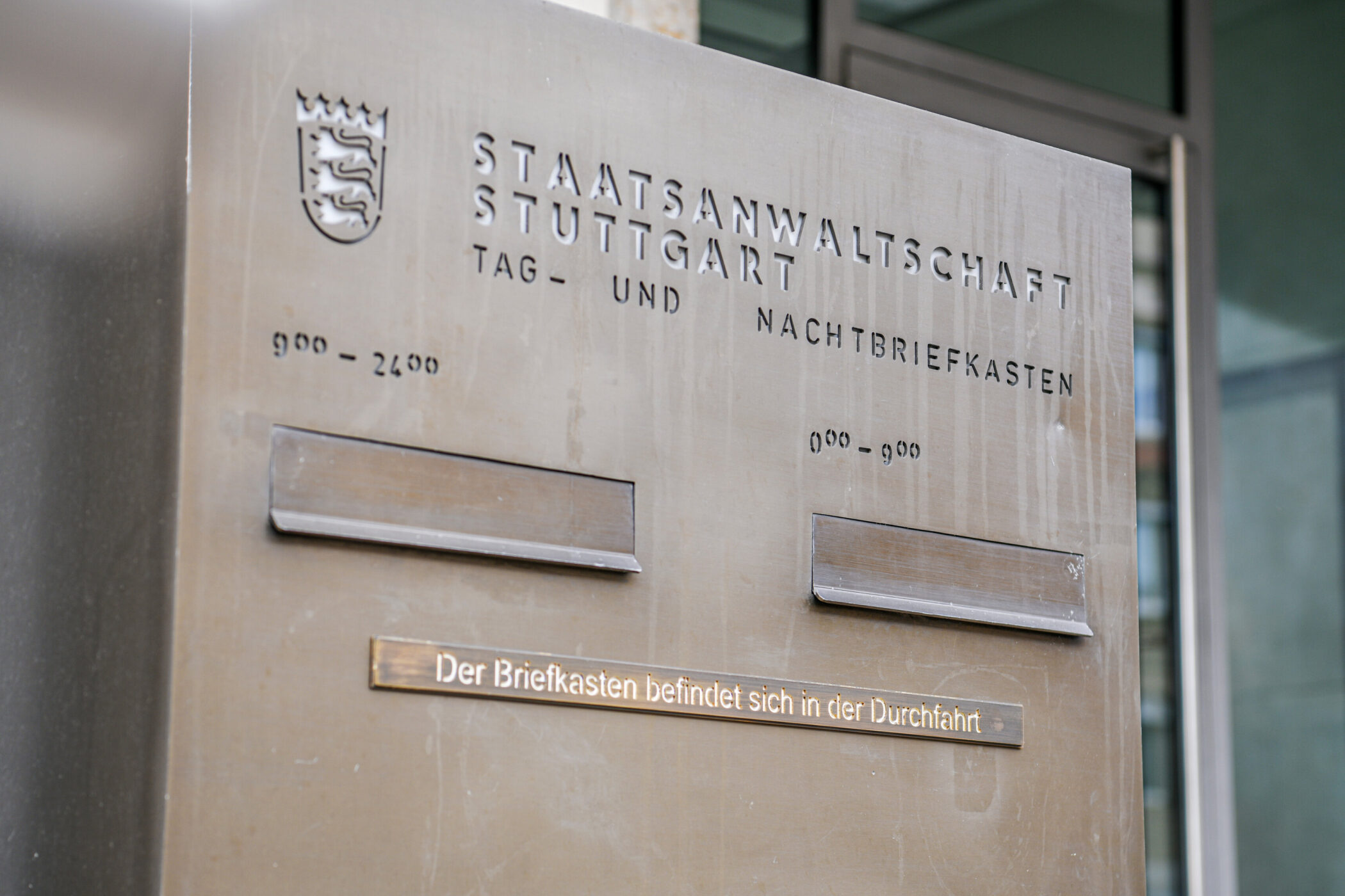 Metallplatte mit Aufschrift: "STAATSANWALTSCHAFT STUTTGART", Briefkastenhinweis darunter.