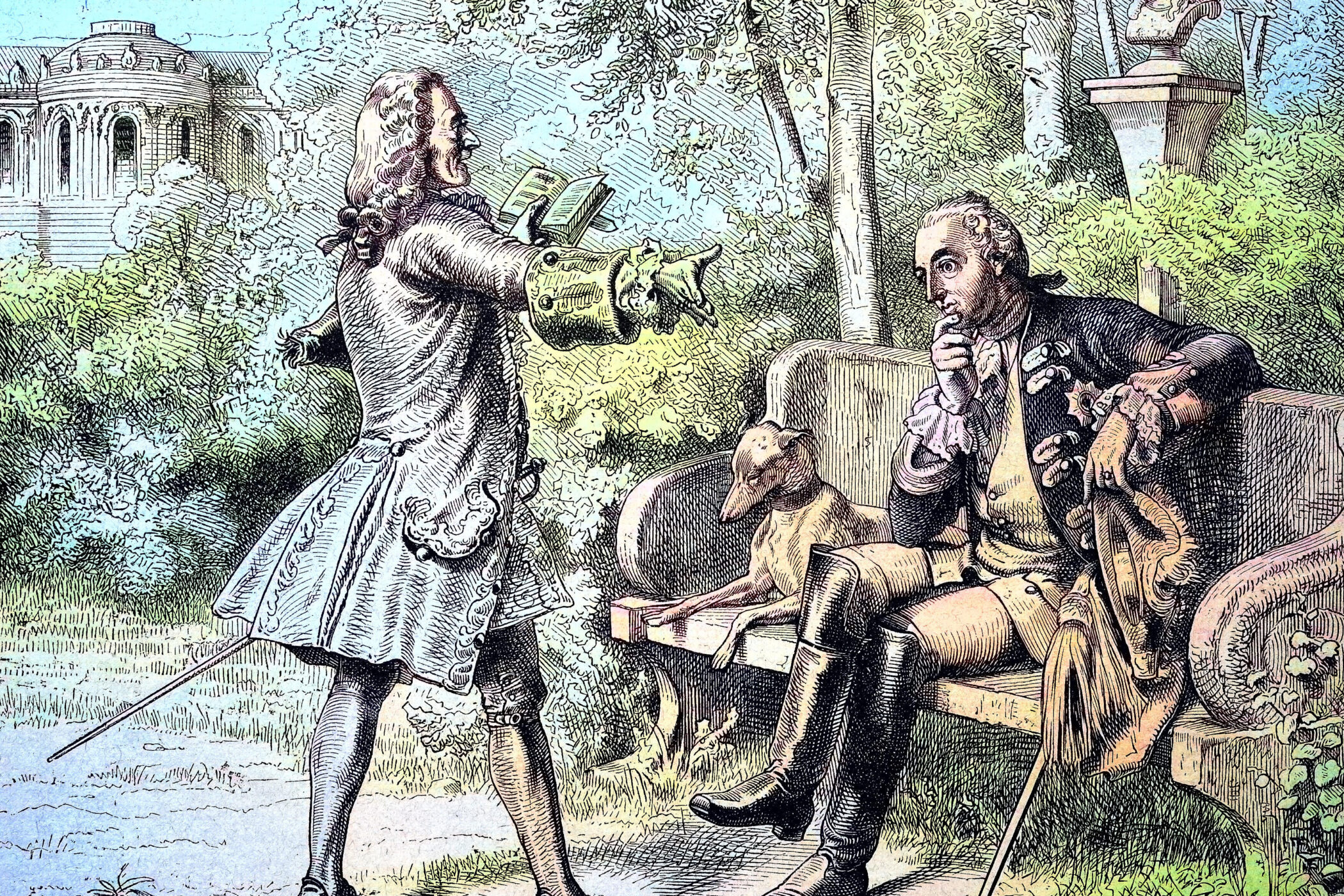 Zwei Männer in historischen Kostümen; einer steht, einer sitzt mit Hund auf einer Bank.