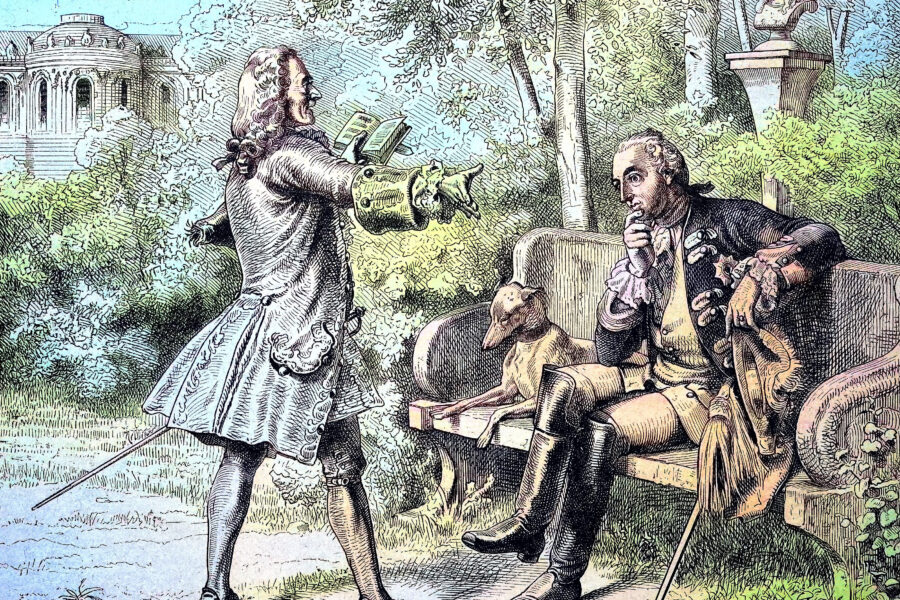 Zwei Männer in historischen Kostümen; einer steht, einer sitzt mit Hund auf einer Bank.