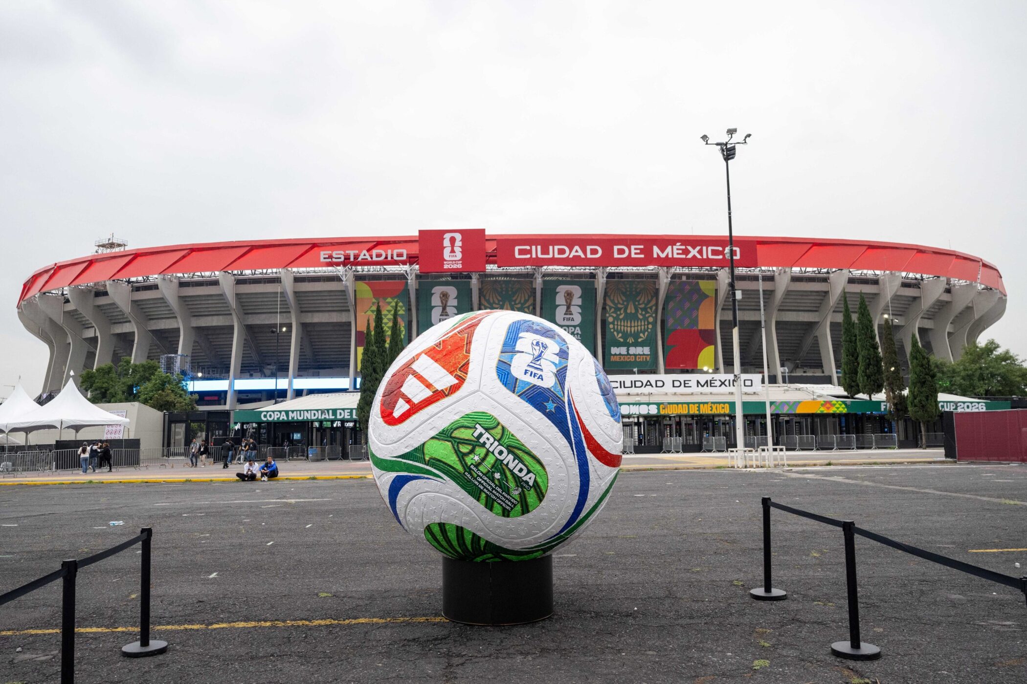 Großes Stadion mit rotem Dach, Banner und Kugel im Vordergrund, Schrift "Ciudad de México".