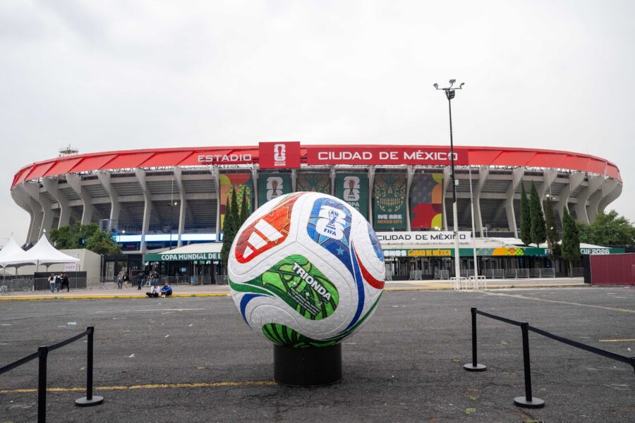 Großes Stadion mit rotem Dach, Banner und Kugel im Vordergrund, Schrift "Ciudad de México".