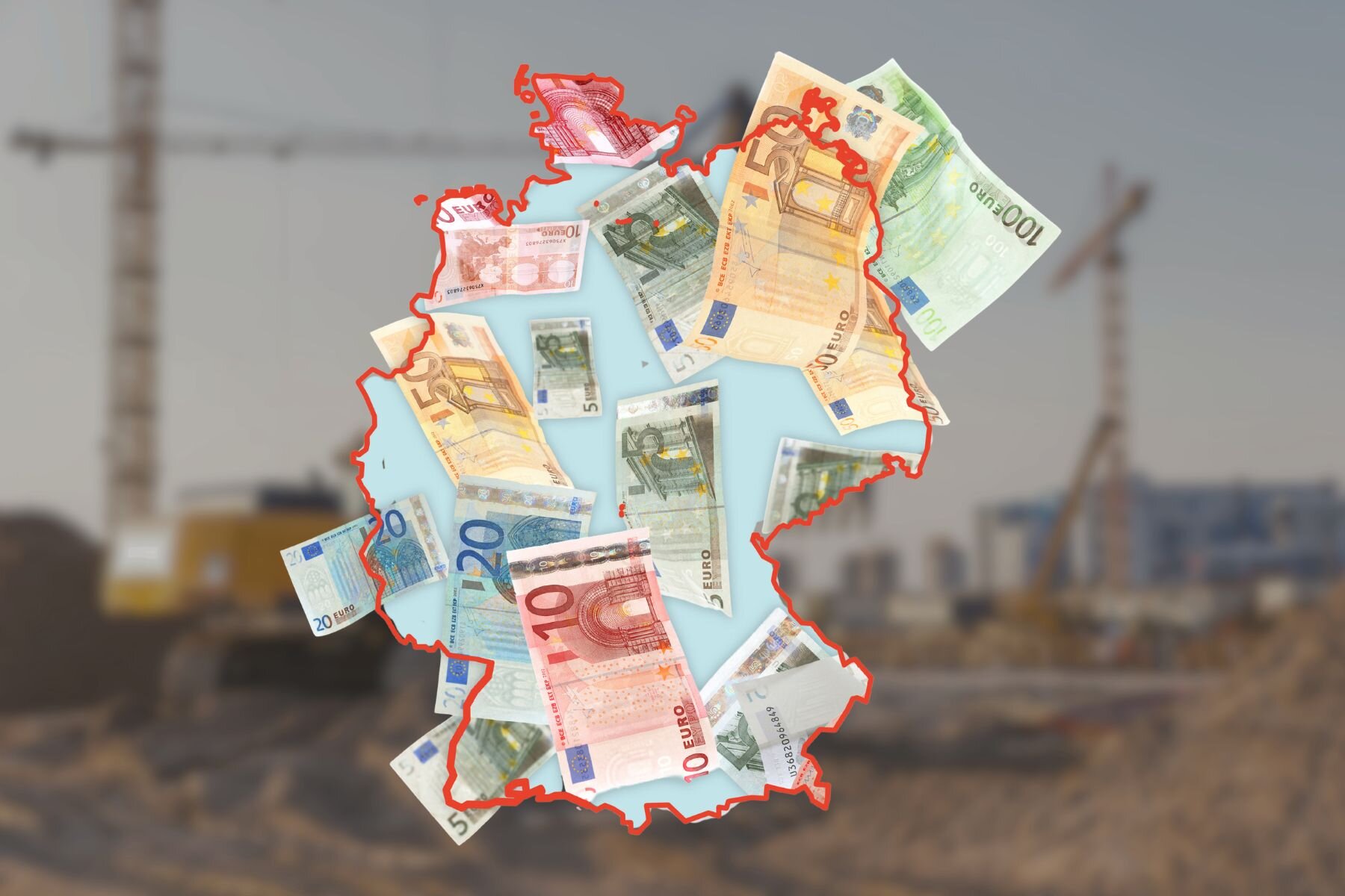 Karte Deutschlands aus Euro-Banknoten vor unscharfem Baustellenhintergrund.