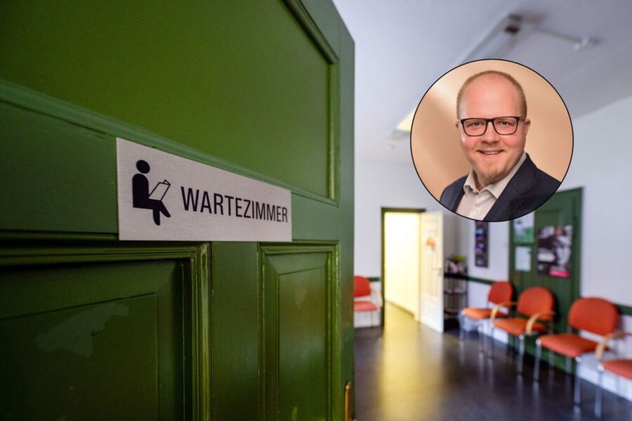 Grüne Tür mit Schild "Wartezimmer", dahinter Stuhlreihe, Porträtfoto rechts oben.