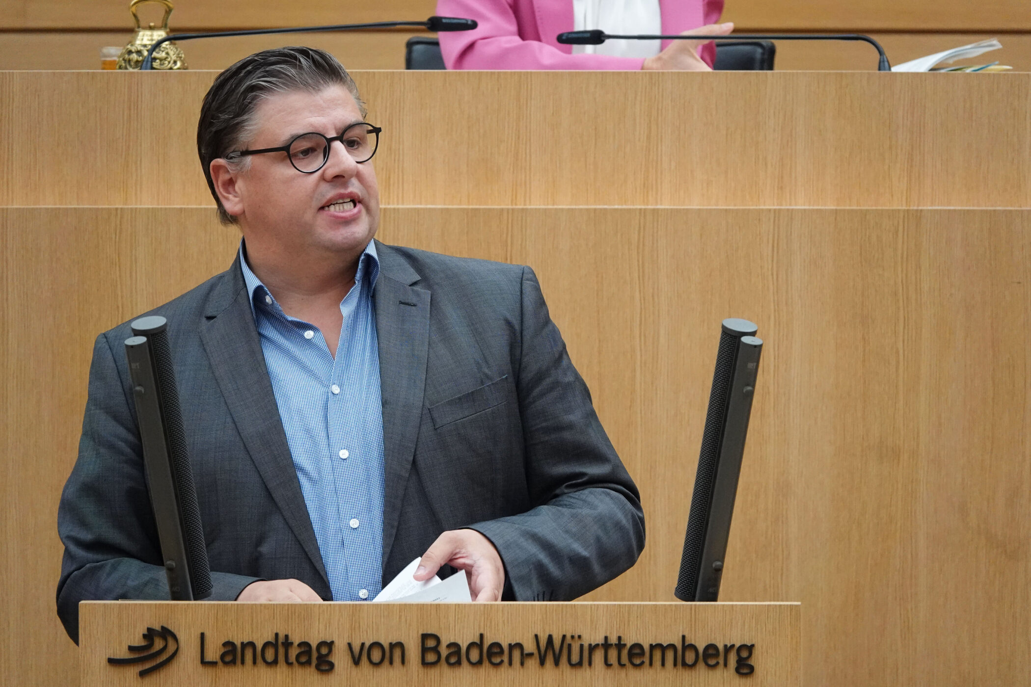 Ein Mann spricht im Landtag von Baden-Württemberg, steht an einem Pult.