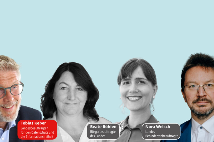 Vier Personen nebeneinander vor blauem Hintergrund.