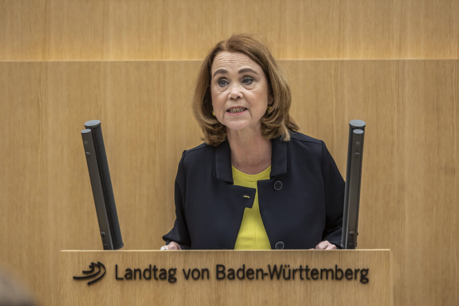 Frau spricht am Rednerpult des Landtags von Baden-Württemberg.
