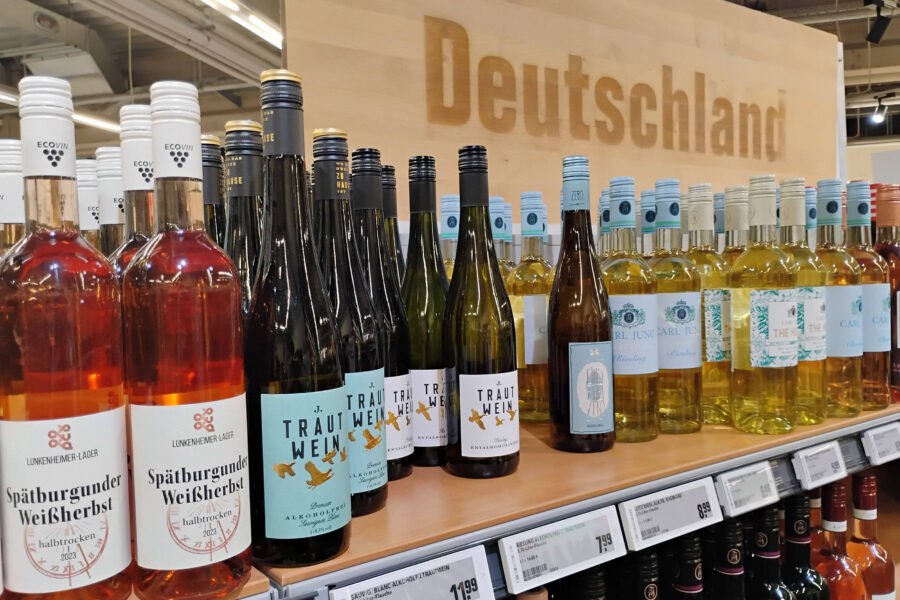 Weinflaschen im Regal vor einem Schild mit der Aufschrift "Deutschland".