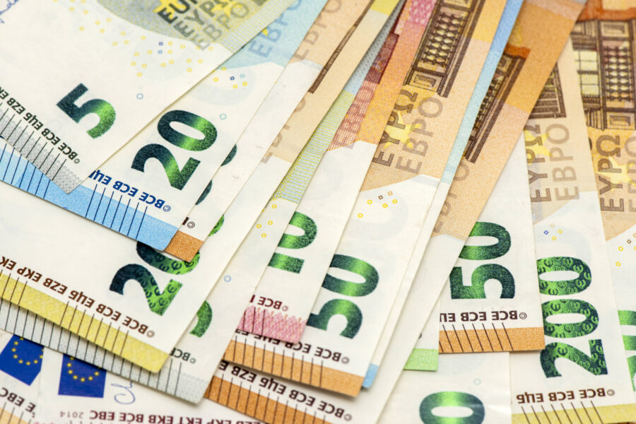 Mehrere Euro-Banknoten in verschiedenen Stückelungen, overlapping.