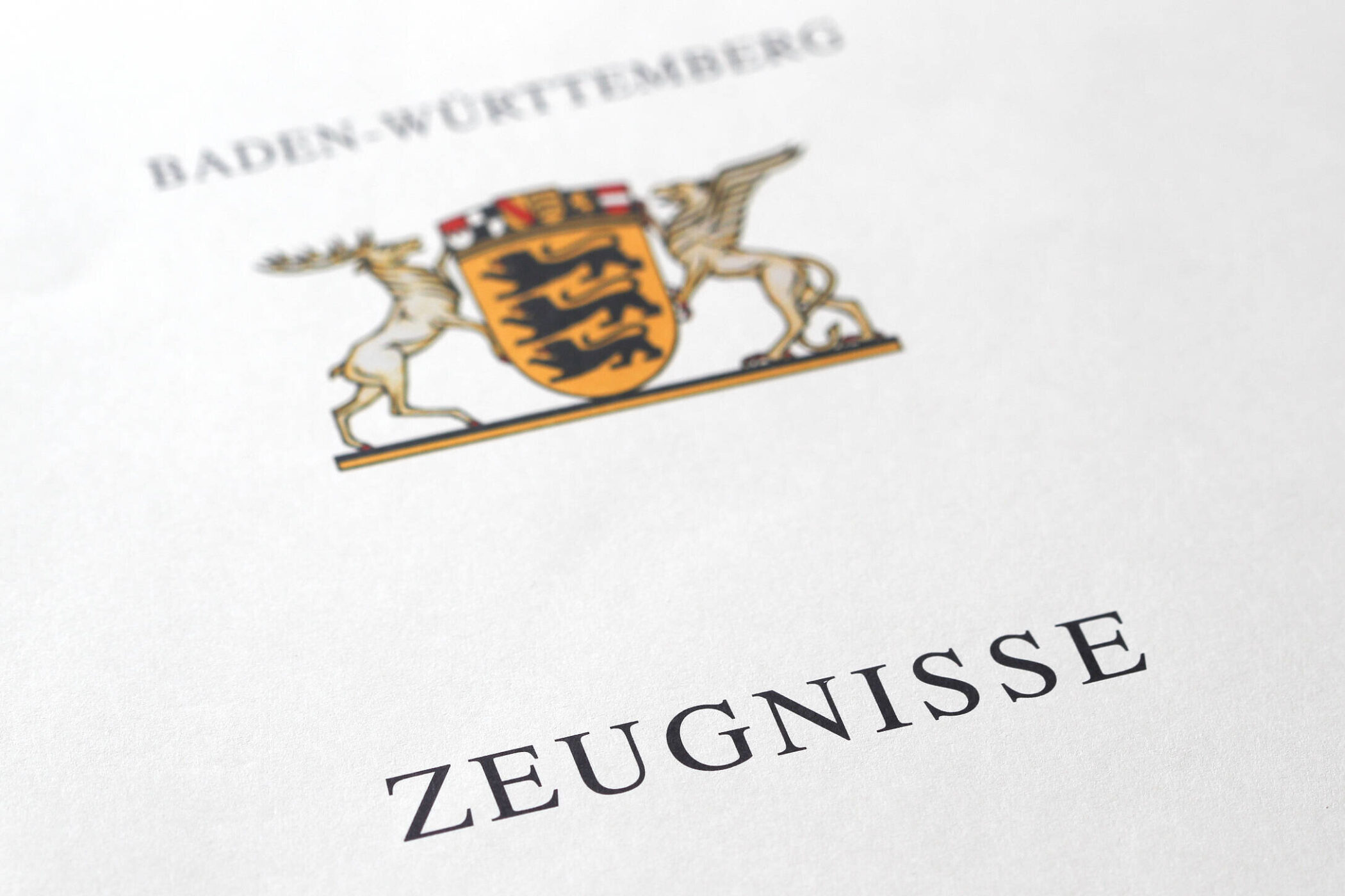 Wappen von Baden-Württemberg, Text "ZEUGNISSE".