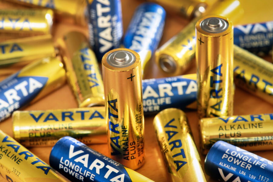 Mehrere AA-Batterien, Marke VARTA, teils Gold, teils Blau, nah aufgenommen.