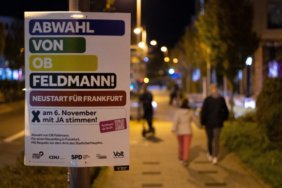 Plakat bei Nacht: Abwahl von OB Feldmann, Neustart für Frankfurt, Wahl am 6. November.