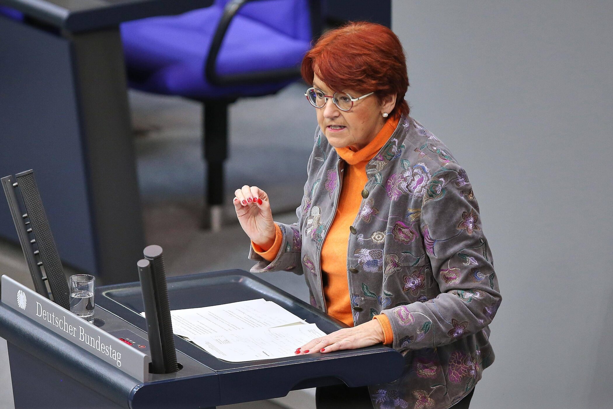 Eine Person spricht an einem Rednerpult im Deutschen Bundestag.