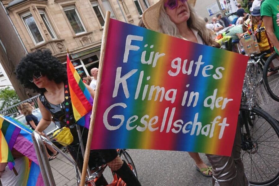 Zwei Personen in Kostümen halten ein Schild: "Für gutes Klima in der Gesellschaft".
