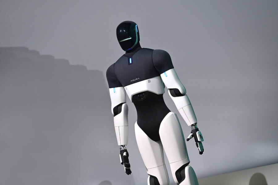 Humanoider Roboter mit schwarzem und weißem Körperdesign vor grauem Hintergrund.