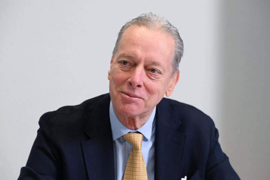Älterer Mann im Anzug und Krawatte, schaut nach rechts.