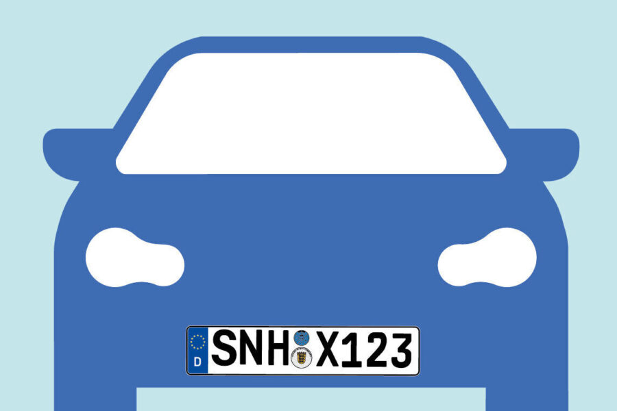 Blaues Auto von vorne, Kennzeichen: SNH X123.
