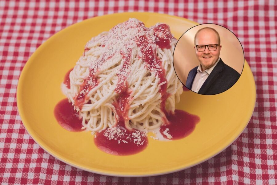 Gelbes Teller mit Spaghetti-Eis, rote Soße, weiße Raspeln, Porträtbild eingefügt.