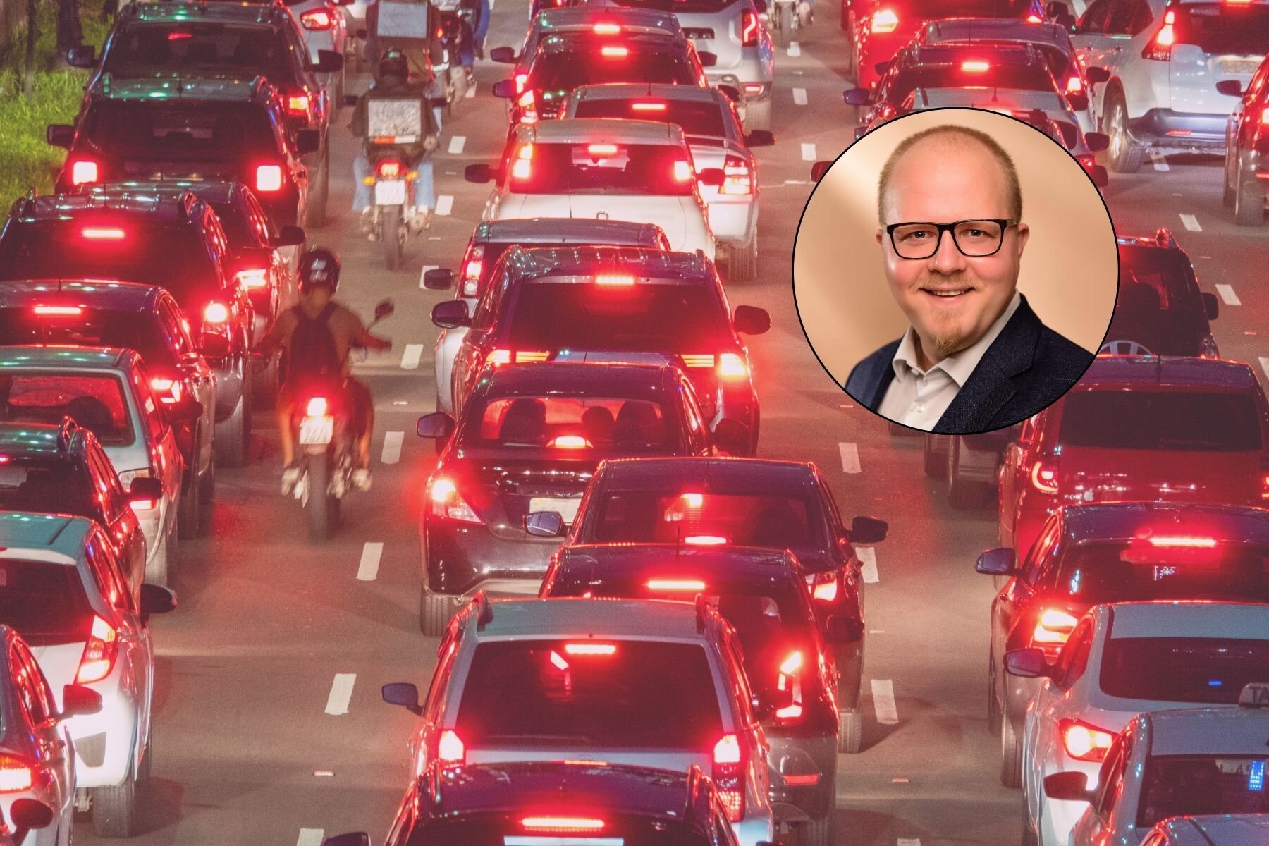 Verkehrsstau mit vielen Autos; Einblendung eines Mannes mit Brille und Bart.