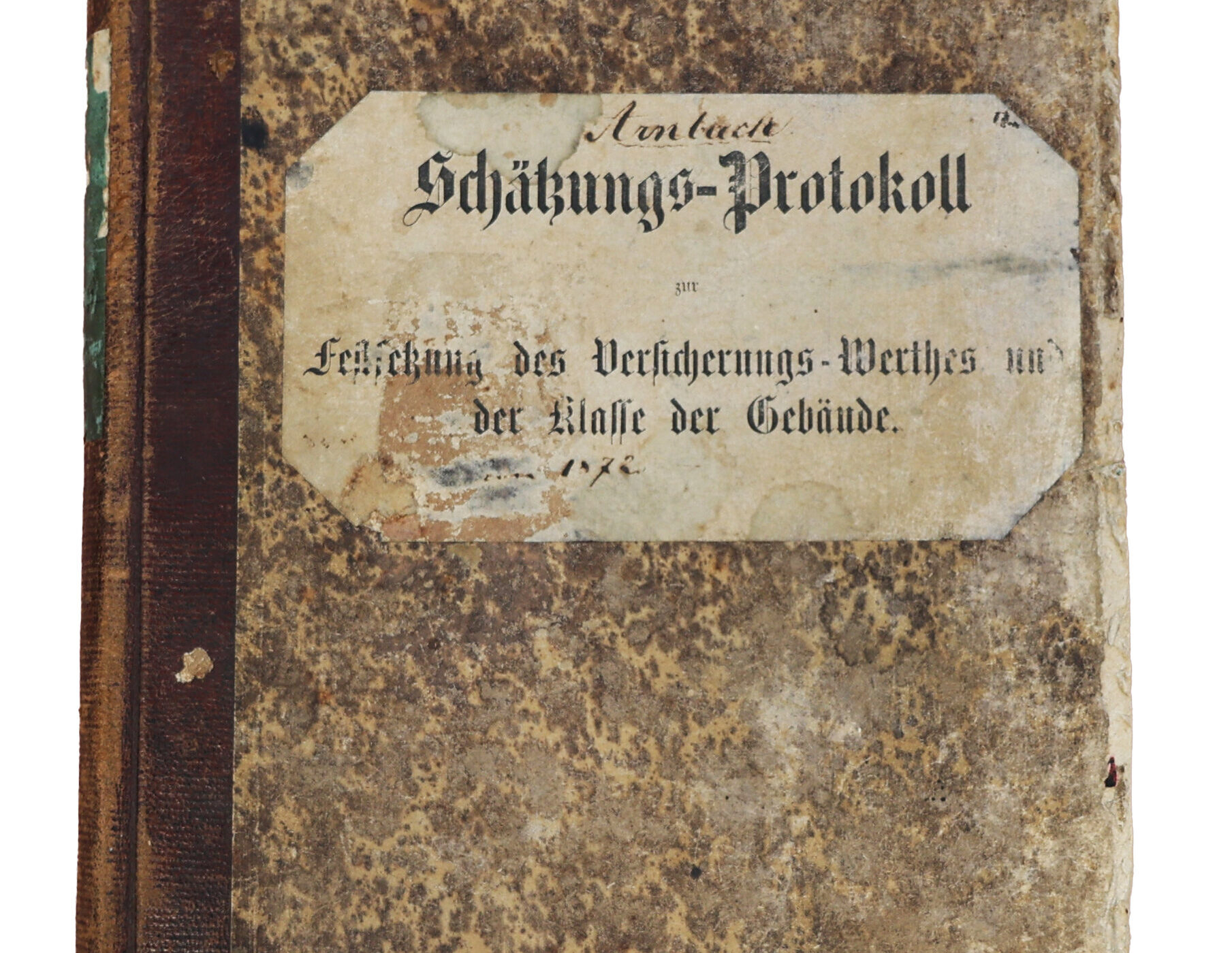 Altes Buch mit Aufschrift "Schätzungs-Protokoll" auf abgenutztem Einband.