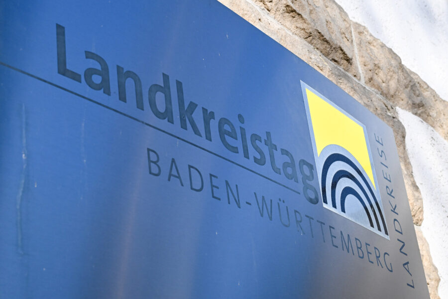 Blaues Schild mit Aufschrift "Landkreistag Baden-Württemberg" und einem gelben Logo.
