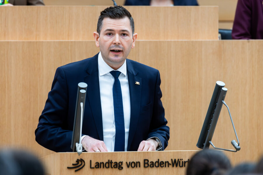 Mann im Anzug spricht im Landtag von Baden-Württemberg.