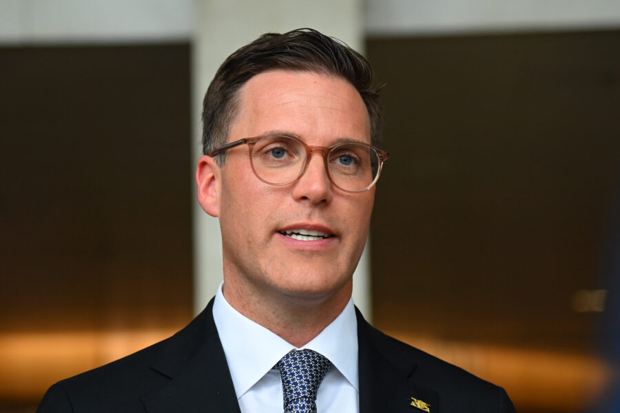 Ein Mann mit Brille im Anzug. Hintergrund unscharf.