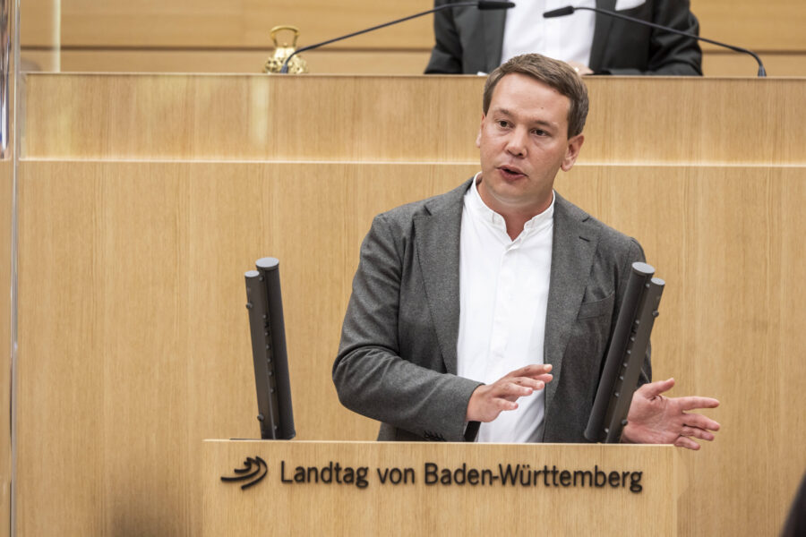Person am Rednerpult im Landtag von Baden-Württemberg.