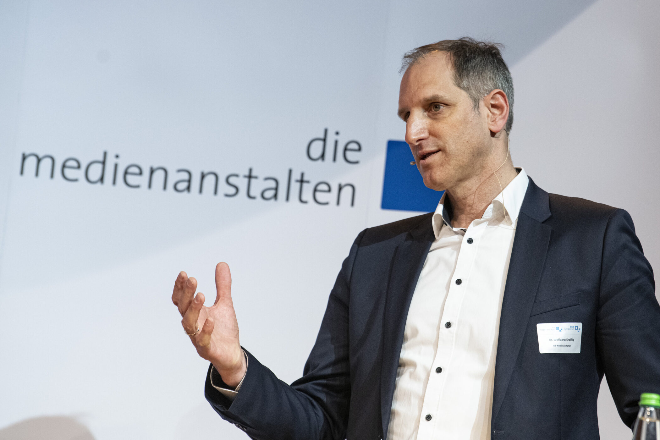 Ein Mann im Anzug hält eine Rede, Text: "die medienanstalten".