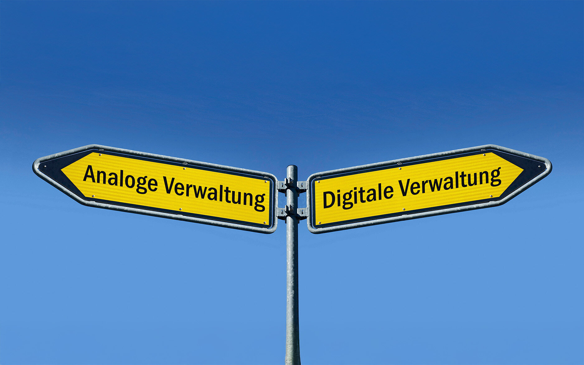 Zwei gelbe Wegweiser: "Analoge Verwaltung" links, "Digitale Verwaltung" rechts.