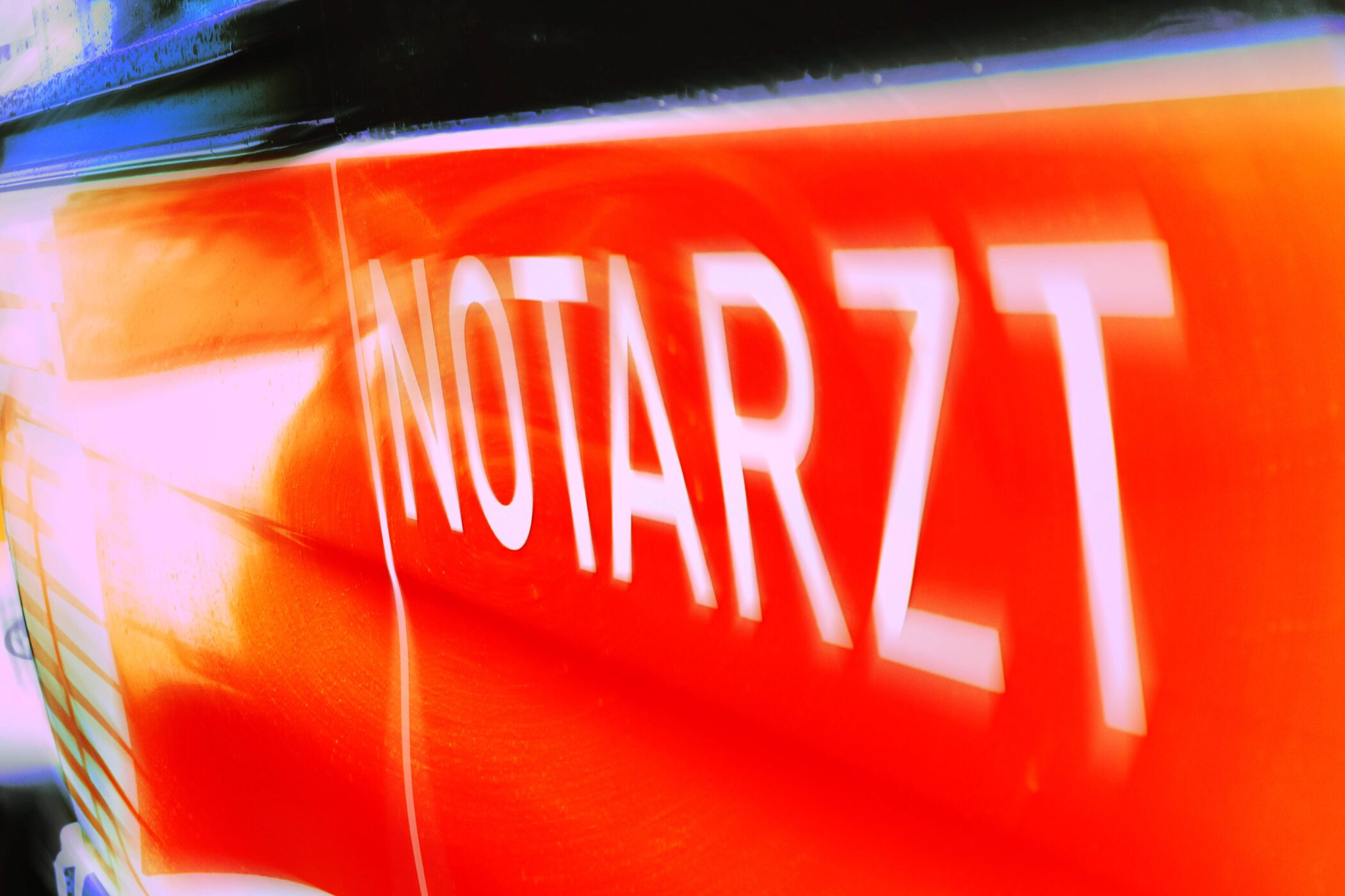 Rote Fläche mit weißem Text "NOTARZT".