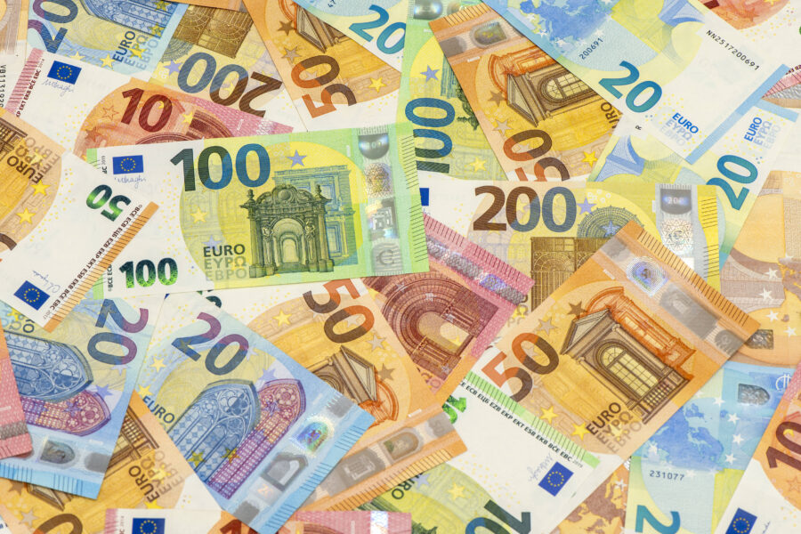 Verschiedene Eurobanknoten in Werten von 20, 50, 100 und 200 gestreut.