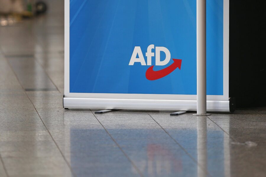 Blaues Banner mit der Aufschrift "AfD" und rotem Pfeil nach rechts.