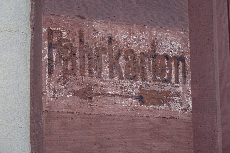 Verwittertes Schild mit der Aufschrift "Fahrkarten".