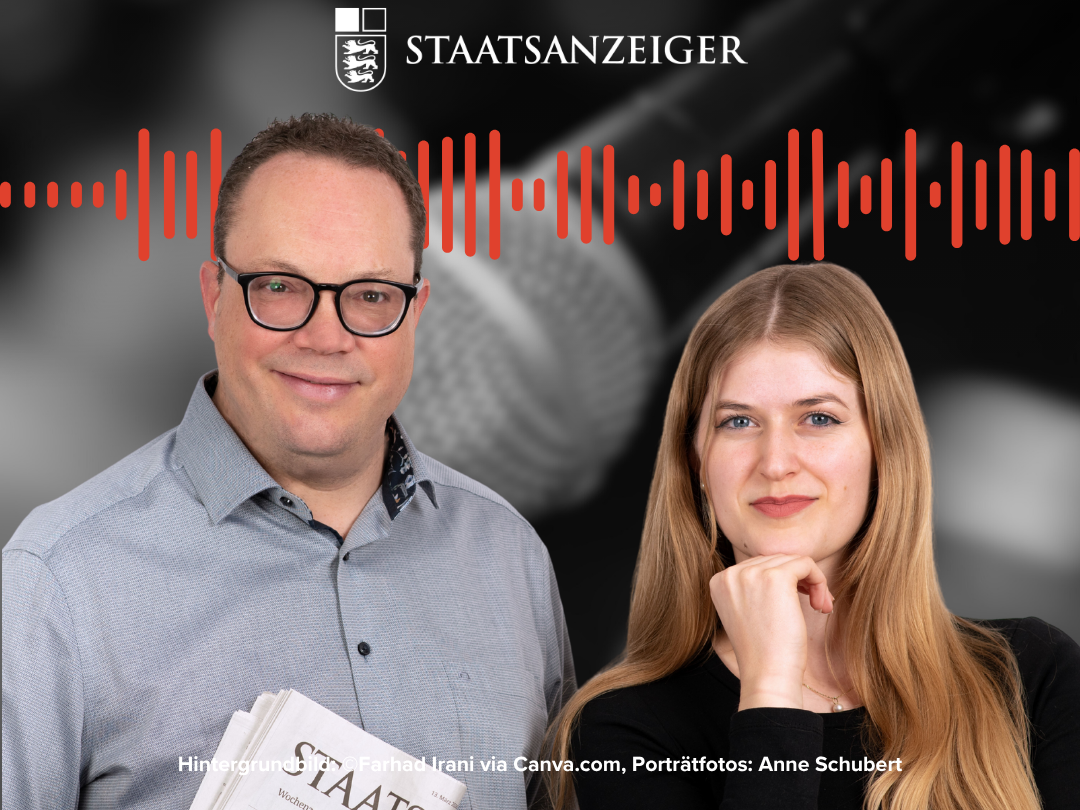 Zwei Personen vor Mikrofon, Schriftzug "STAATSANZEIGER" mit Wellenform im Hintergrund.